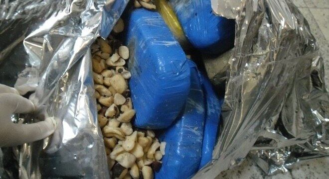 Agentes da PF encontraram cocaína escondida em carga de castanha do Pará