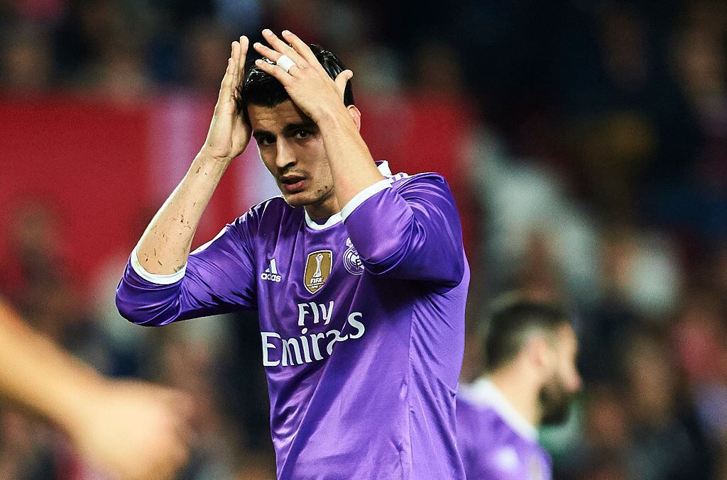 Álvaro Morata é atacante do Real Madrid e da seleção espanhola. Essa descrição pode fazê-lo parecer um dos principais artilheiros do futebol mundial, mas o problema é que Morata é reserva do francês Benzema, dono da camisa 9 do Real. Após uma grande temporada pela Juventus, ele voltou à Madrid, mas foi pouco aproveitado e deve estar de saída