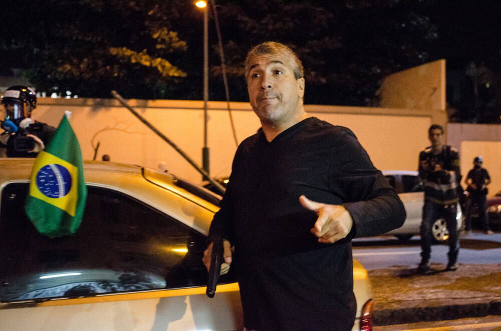 A Corregedoria Interna da Polícia Civil abriu uma sindicância para apurar a conduta do Inspetor Luiz do Amaral, que foi flagrado dando tiros para o alto durante uma manifestação contra a FIFA e a Copa do Mundo nos arredores do Maracanã, zona norte do Rio, no domingo (15). Leia mais