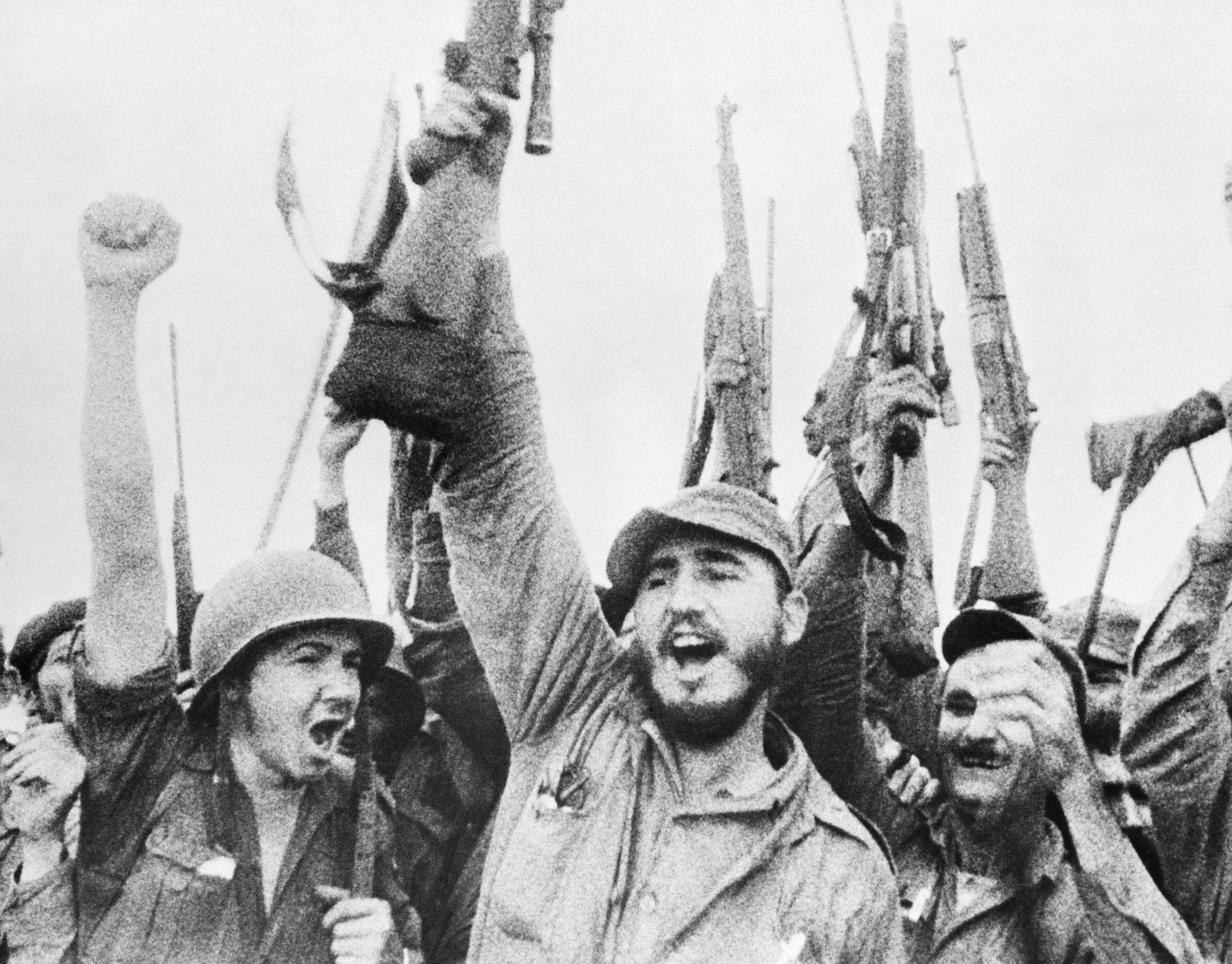 

Fidel Castro se tornou uma figura conhecida em todo o mundo
após derrubar o governo pró-americano do general Fulgêncio Batista, então
governante de Cuba, entre os anos de 1958 e 1959.

 


Ao lado de Ernesto Che Guevara e de seu irmão Raúl Castro, Fidel
liderou a Revolução Cubana e implantou um sistema socialista na
ilha, acabando com a desigualdade social entre os cidadãos cubanos. Implantou
uma economia planificada, que contou com o apoio soviético durante a Guerra
Fria.

 


“Eu estou convencido que os cubanos são realmente um povo
revolucionário”, disse Fidel em fevereiro deste ano