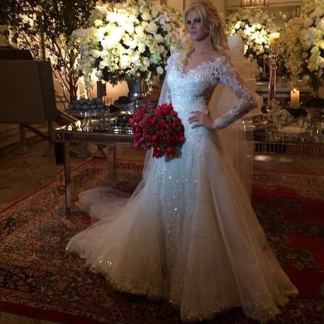 Val Marchiori usou um vestido do estilista Lucas Anderi. A beleza ficou por conta de Marco Antonio DiBiaggi