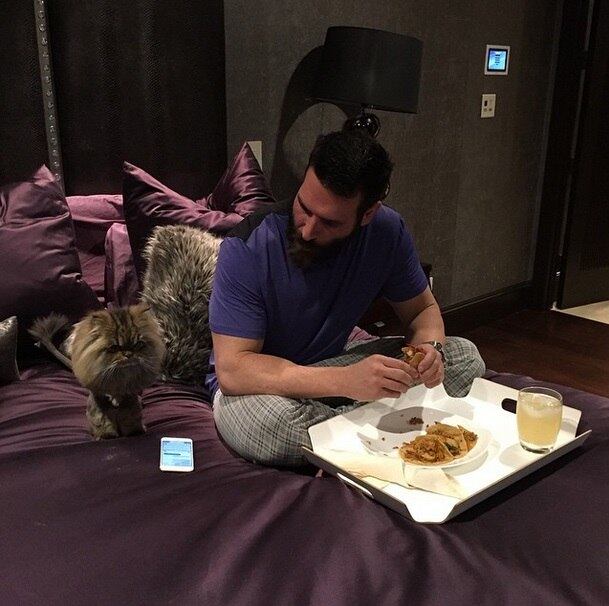 Dan Bilzerian deu um tempo na ostentação de mulherada em sua conta do Instagram para mostrar seu carinho por seu pet. O playboy do pôquer colocou uma montagem em que mostra seu gato com uma cabeça pra lá de desproporcional e sobrou para os seguidores tirar um sarro da fofura do fanfarrão

Veja a seguir mais momentos entre esportistas e bichinhos de estimação...

Veja também: De menina a mulher, Jade Barbosa se joga em novo esporte