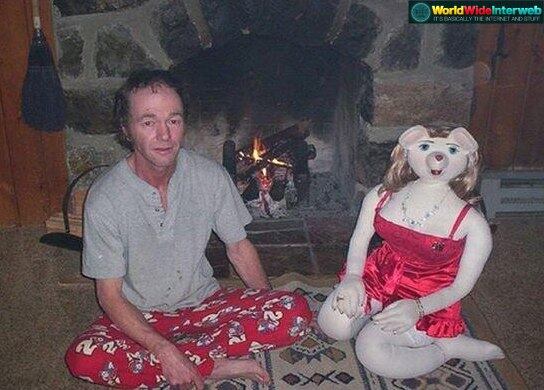 Imagina se essa é a foto que ele mandou pra família, numas de apresentar a namorada de quem ele sempre fala?