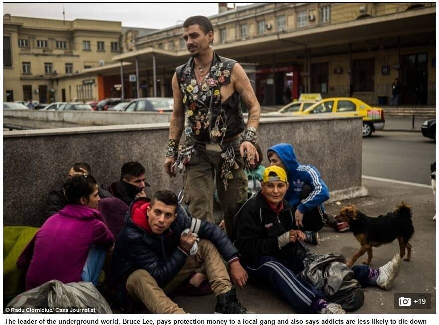 O “líder” do mundo subterrâneo, conhecido como Bruce Lee, paga para que uma
gangue local ofereça proteção aos viciados