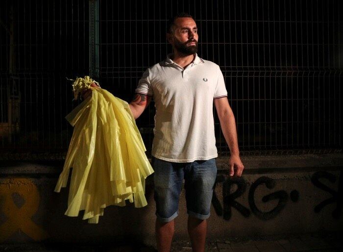 A brigada 'Els Segadors del Maresme' têm como missão remover fitas amarelas das ruas da Catalunha porque querem manter os espaços públicos neutros. Jose Casado, porta-voz da brigada, afirmou que os cidadãos tiveram que agir porque os partidos políticos 'não estão fazendo o suficiente'

