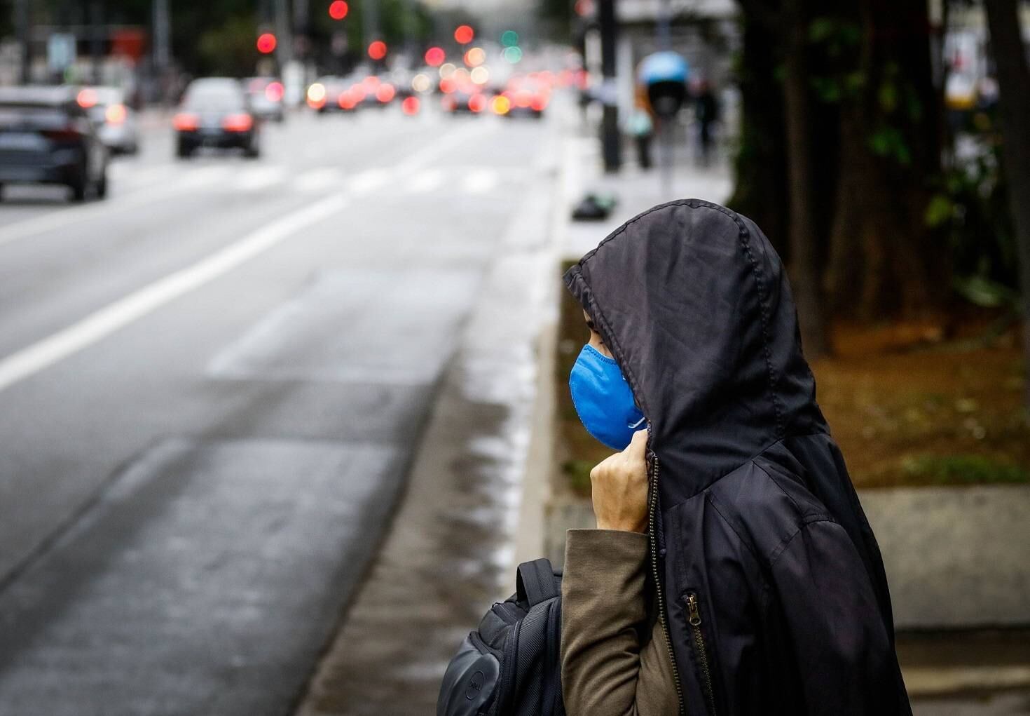 No decorrer do dia, a temperatura permanece baixa e os ventos associados à massa de ar da frente fria provocam sensação térmica inferior. Segundo o CGE, o tempo deve continuar instável, com garoa ocasional. A mínima prevista para a noite é de 9ºC