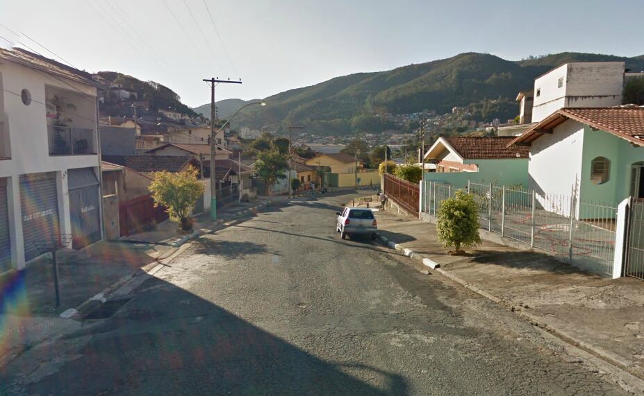 Criminosos bateram contra outro veículo, que atingiu as vítimas