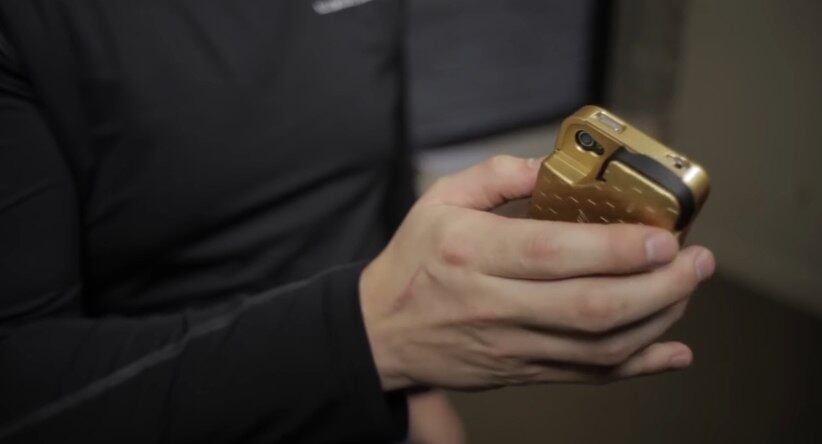 Essa capa amarela transforma seu iPhone em uma arma de choque! Alguns dizem que ainda protege seu celular de quedas...