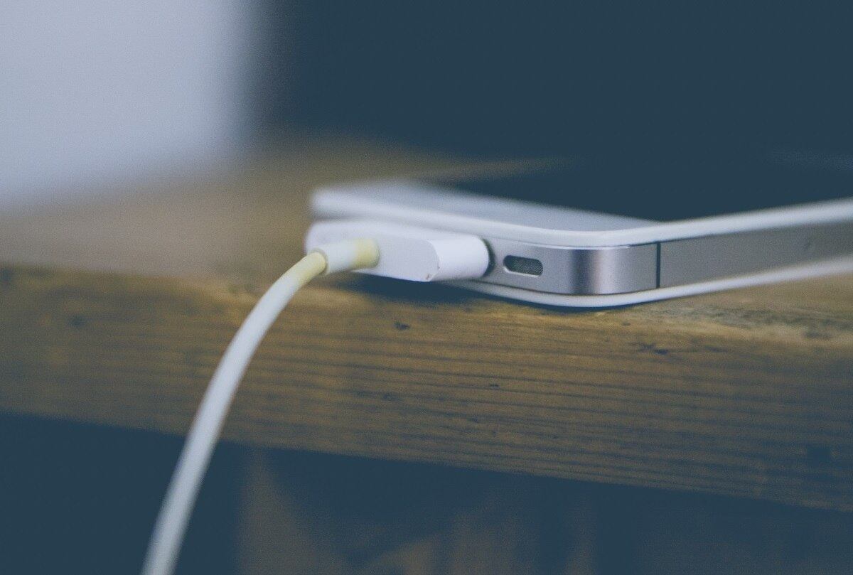 Empresa alegou preocupações ambientais para interromper venda de aparelhos com carregador