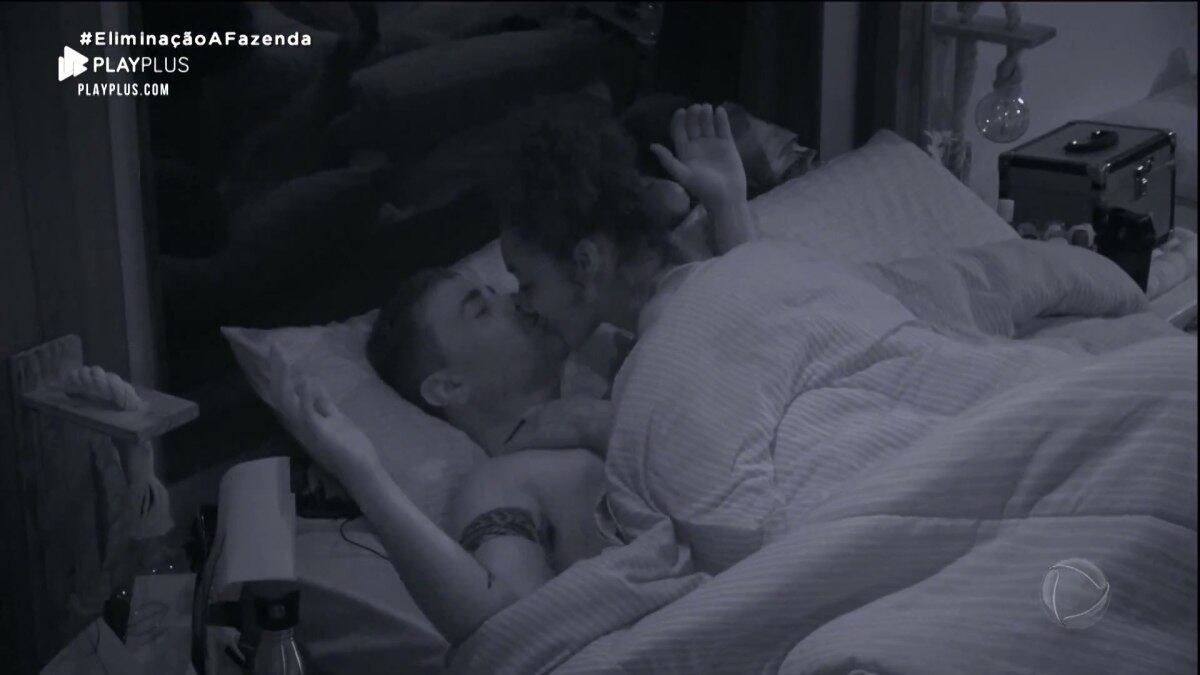 Sabrina Paiva e Rodrigo Phavanello

Os dois afirmavam aos colegas que o carinho que sentiam um pelo outro era apenas amizade. Porém, em pouco tempo, o casal se beijou pela primeira vez