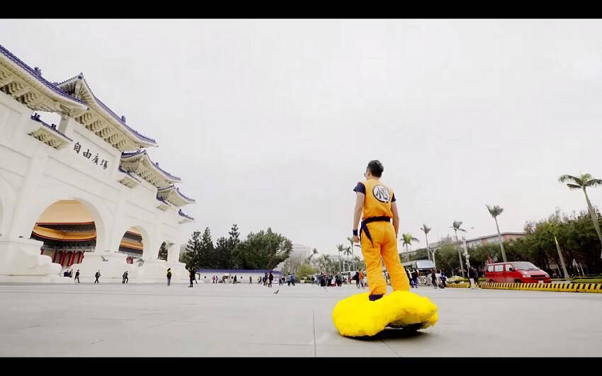 O YouTuber Yes Ranger teve a ótima ideia de transformar um hoverboard, miniveículo que está na moda, em uma réplica da Nuvem Voadora, meio de transporte usado por Goku em Dragon Ball e Dragon Ball Z
