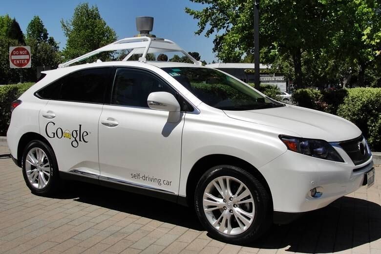 O Lexus RX 350 branco registra tudo ao seu redor graças a um dispositivo colocado no teto que utiliza tecnologias de radar e laser