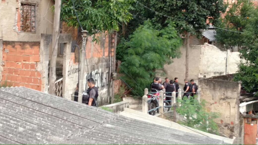 As diligências que localizaram a casa onde ocorreu a violência sexual foram feitas por policiais da 28ª DP (Campinho) (foto). Neste sábado (28), a Polícia Militar realiza operação na comunidade São José Operário para tentar localizar suspeitos de envolvimento no crime. Ao ingressar na comunidade não houve resistência, porém, durante vasculhamento, criminosos escondidos em área de mata atiraram contra as guarnições. Leia mais