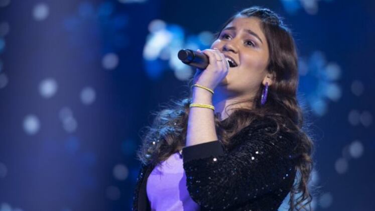 Subir no palco e se apresentar para 100 jurados pode dar um frio na barriga! A competidora Ray que o diga. Ela escolheu um hit  da banda Melim, Gelo, para ser avaliada pelos 100 jurados, mas só conseguiu levantar 83 deles