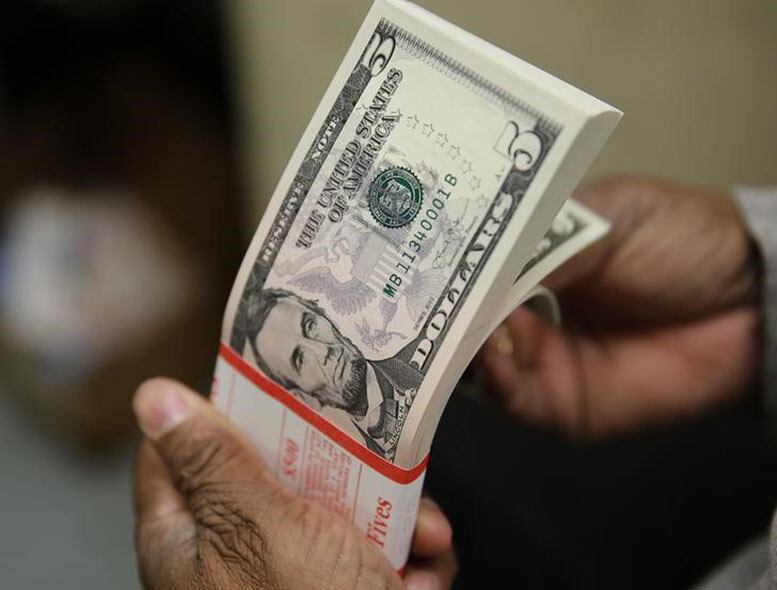 Dólar oscilou entre 3,69 e R$ 3,72 ao longo da sessão