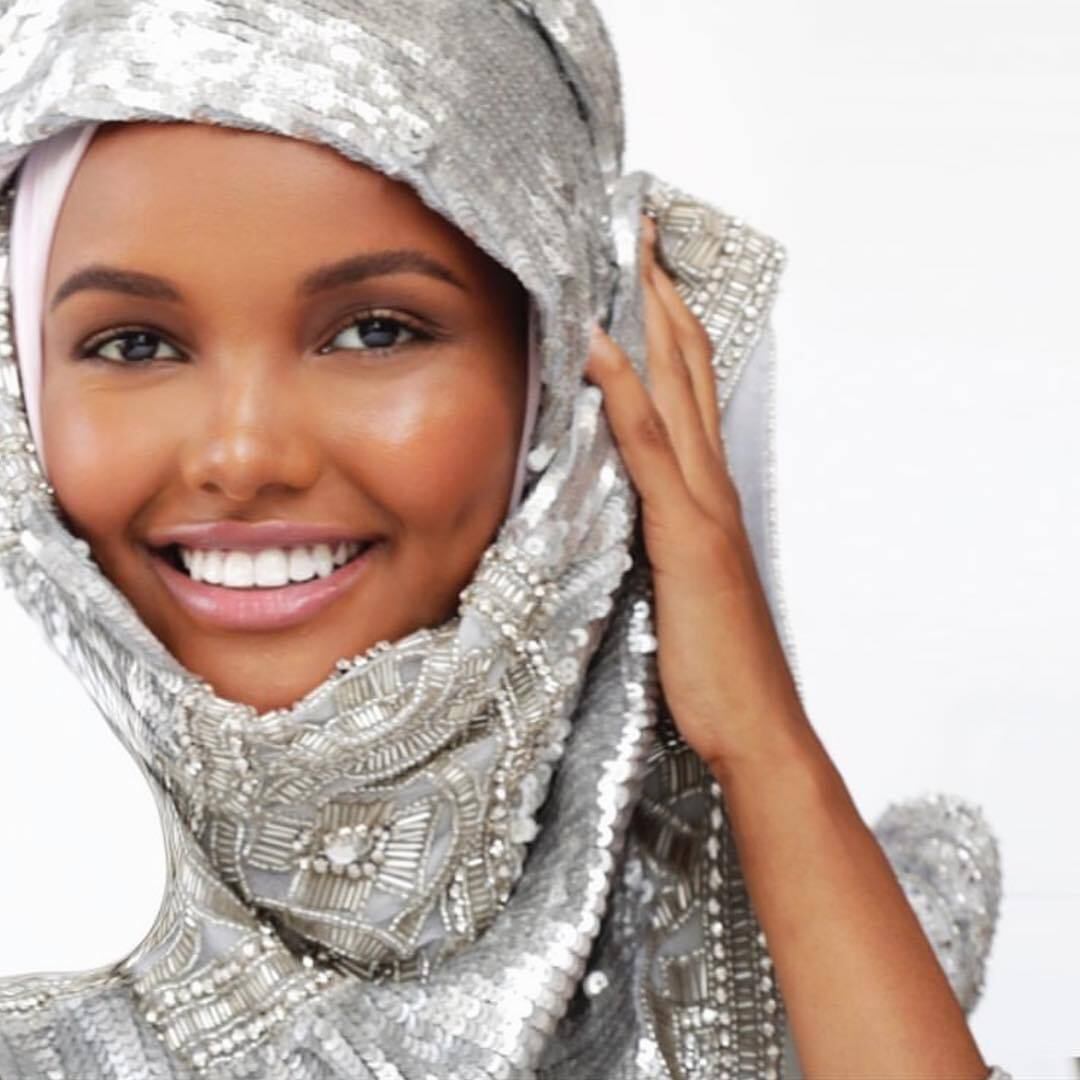 Uma modelo "diferente" tem se destacado e chamado a atenção no mundo da moda. Halima Aden, de apenas 20 anos de idade, é a primeira mulher muçulmana a desfilar para grandes marcas usando o hijab, véu usado por mulheres islâmicas