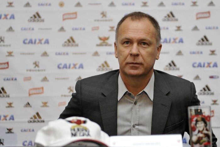 Mano é o terceiro treinador a comandar o Flamengo em 2013. O time
começou o ano sob direção de Dorival Júnior, que acabou deixando o clube
logo no início da Taça Rio. Ele foi substituído por Jorginho, que ficou
pouco mais de dois meses no cargo e agora é substituído por Mano, que
estava desempregado desde novembro de 2012, quando foi demitido da
seleção brasileira