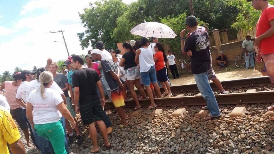 O grupo do Movimento dos Atingidos por Barragens (MAB) realiza protestos em Aimorés (MG)