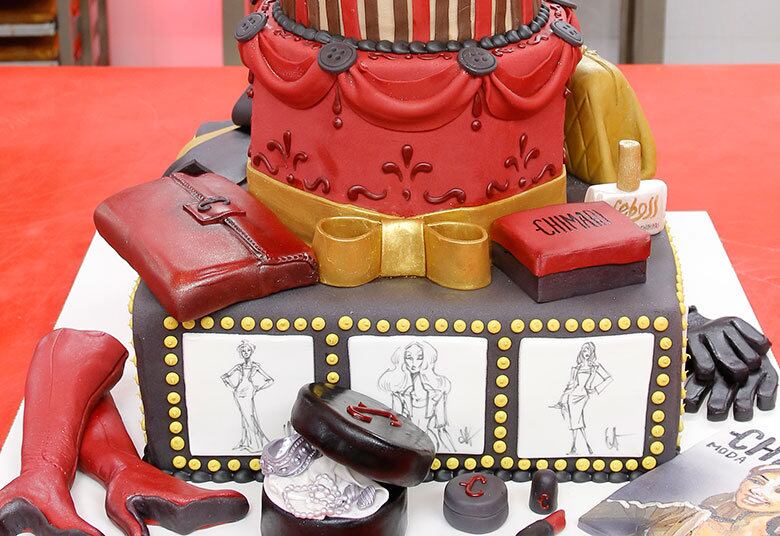 A sobremesa também tinha acessórios femininos e painéis com desenhos de vestidos

+ Buddy mostra por que é o melhor do mundo e confeita bolo de olhos fechados

> Acesse o R7 Play e assista na íntegra a todos os programas da Record! Clique e experimente!

