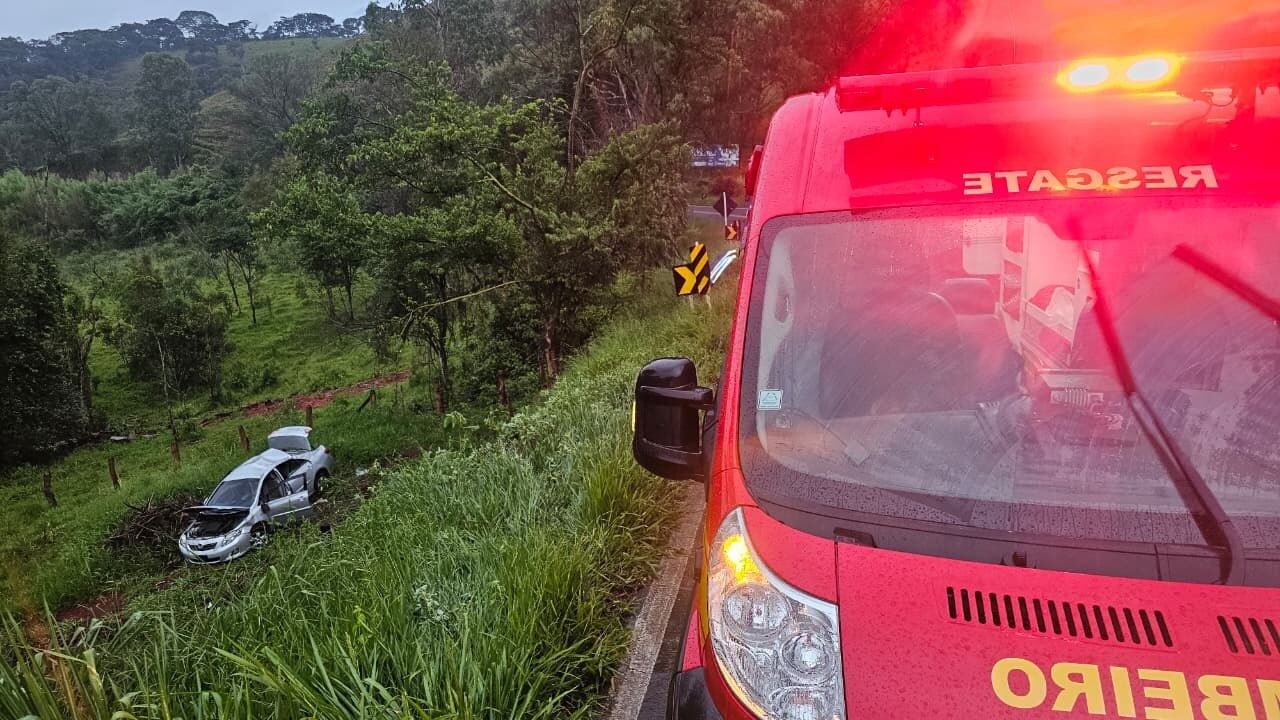 Carro capota , cai em ribanceira e deixa quatro feridos no Sul de Minas Gerais