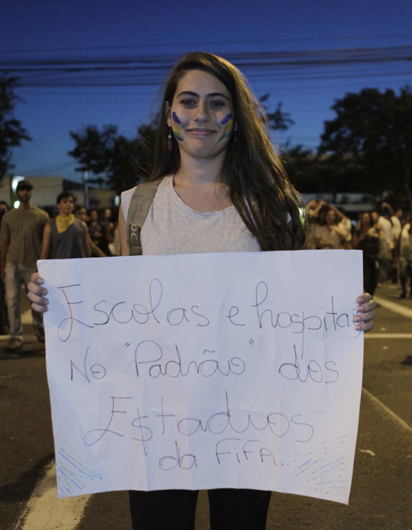 Pelo menos 200 homens da Polícia Militar, além de agentes do Batalhão de Choque da PM, acompanharam a evolução dos manifestantes. A maior parte dos integrantes do protesto se portou de maneira pacífica