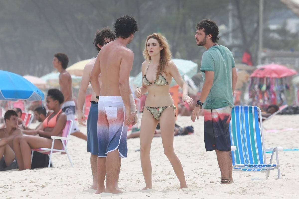 Isabelle Drummond e Jayme Matarazzo durante gravação de novela, na praia carioca do Recreio dos Bandeirantes, nesta quarta-feira (10)