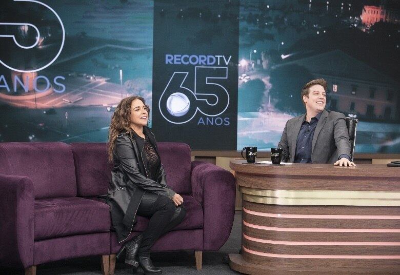 No bate-papo, Daniela
comenta sobre os trios elétricos do Carnaval, em que ela passa mais de sete
horas cantando mais de 100 músicas e jura que não para nem para fazer xixi. “Eu
não sinto fome, danço o tempo todo, tomo pouca água e não saio pro xixi. Quando
percebo que a voz começa a falhar, já se passaram algumas horas”