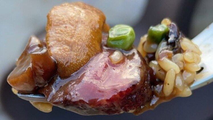 Fora do restaurante, Felipe também arrasa e mostra que é gente como a gente na hora de incrementar o cardápio da família. Esta é uma receita com contra filé na brasa, arroz de cebolas, caldo de músculo e ouriço do mar. É de dar água na boca! 