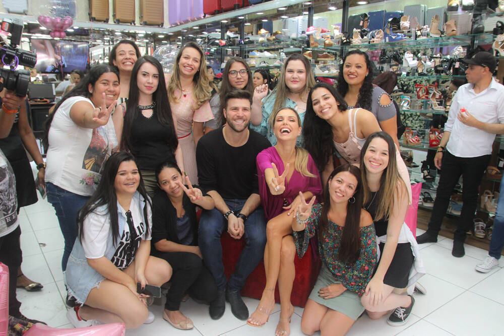  O casal também posou com os clientes e convidados da loja 