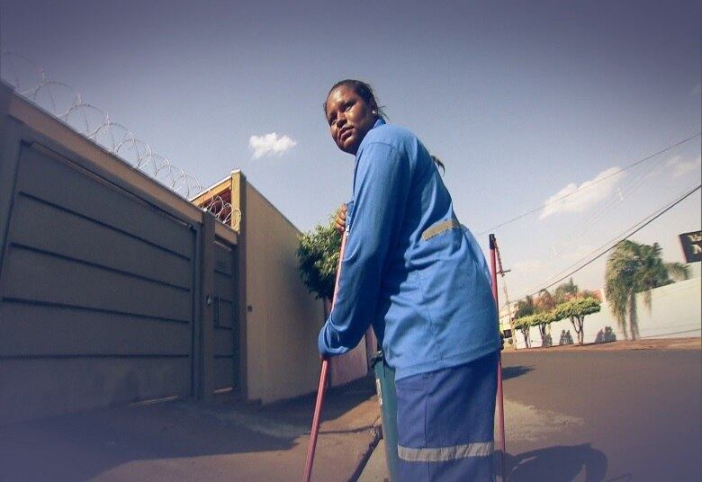 
Batalhadora, Taiana complementa sua renda vendendo cachorro-quente em sua casa. Um dos maiores sonhos dela é poder tentar a vida como cantora, seguindo os passos das divas pop que tanto gosta
