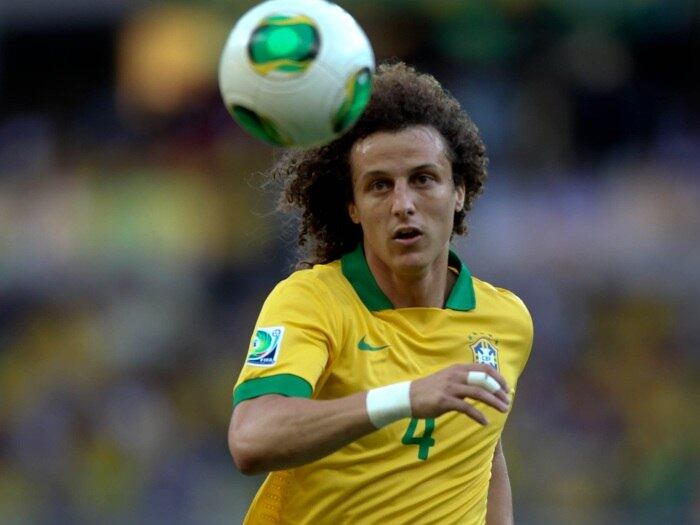 David Luiz errou ao fazer pênalti em Cavani