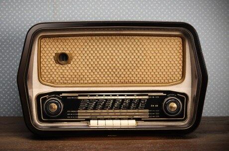 Rádios AM sabotaram difusão das rádios FM

As rádios FM têm menor interferência, maior qualidade de áudio e menos ruído que as rádios AM, que são sensíveis a tempestades elétricas e linhas de alta tensão. Apesar de algumas desvantagens, nada justifica a demora na adoção do rádio FM nos Estados Unidos.
Uma teoria afirma que a Radio Corporation of America, que construiu um império de rádios AM, fez com que a Comissão Federal de Comunicações movesse o espectro das rádios FM para uma banda diferente, fazendo com que elas fossem consideradas obsoletas e ilegais
