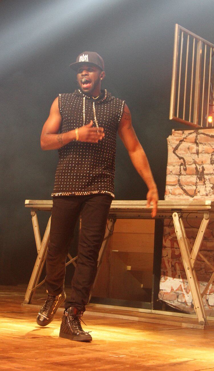 Jason Derulo levou o público feminino à loucura. O cantor, que se apresentou no Citibank Hall, em São Paulo, mostrou o tanquinho sarado durante o show. Entre os famosos que compareceram para ver e ouvir o cantor, estava Mendigata