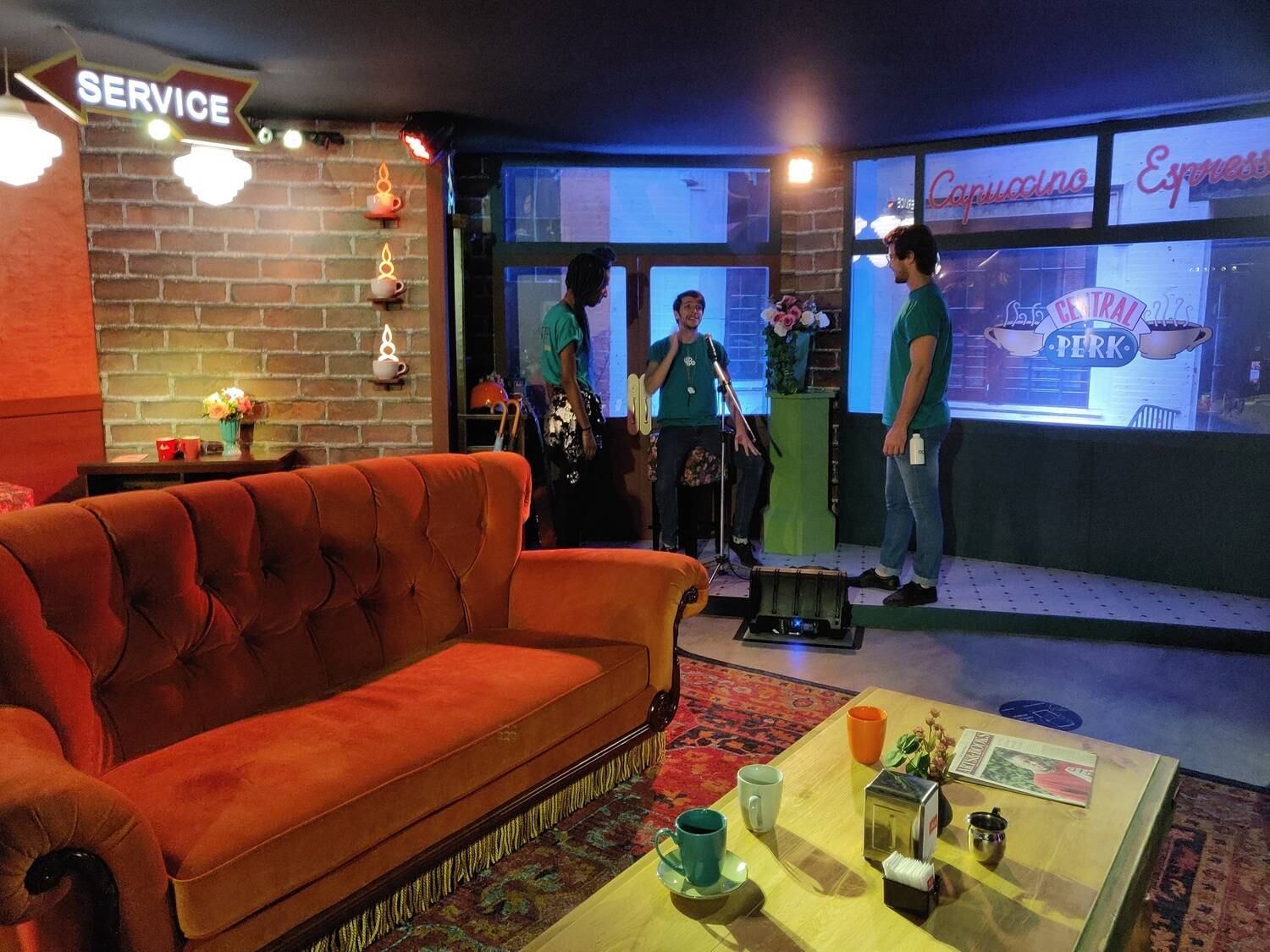 Outro local marcante que não poderia faltar é o Central Perk. O café preferido de Chandler, Joey, Mônica, Phoebe, Rachel e Ross tem três atividades