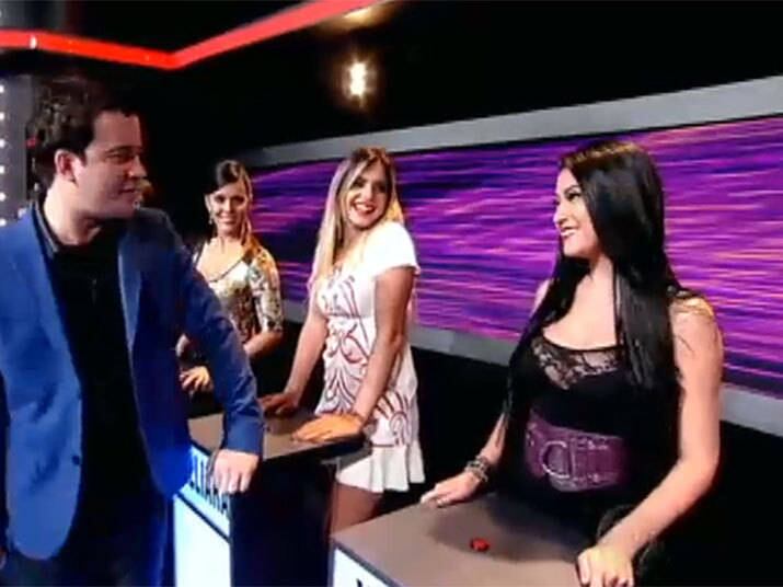 O visual de Yumi até contou com transparência

+ Noiva há oito anos, Juju Salimeni conta como foi conquistada pelo amado

+ Uau! Eliedson dança Lepo-Lepo no palco e fatura encontro em resort

+ Fogo! Mesmo após performance pirotécnica, Diego vai para casa sozinho
