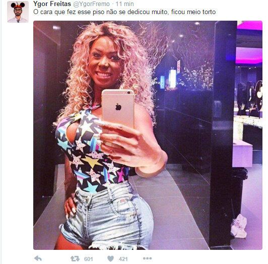 A advogada Adélia, que chamou a atenção pela semelhança com a funkeira Ludmilla, foi zoada por sua vaidade extrema — tanto que este internauta não demorou muito para identificar um erro grave de Photoshop na foto da moça. Reparou na "lombada" no chão?