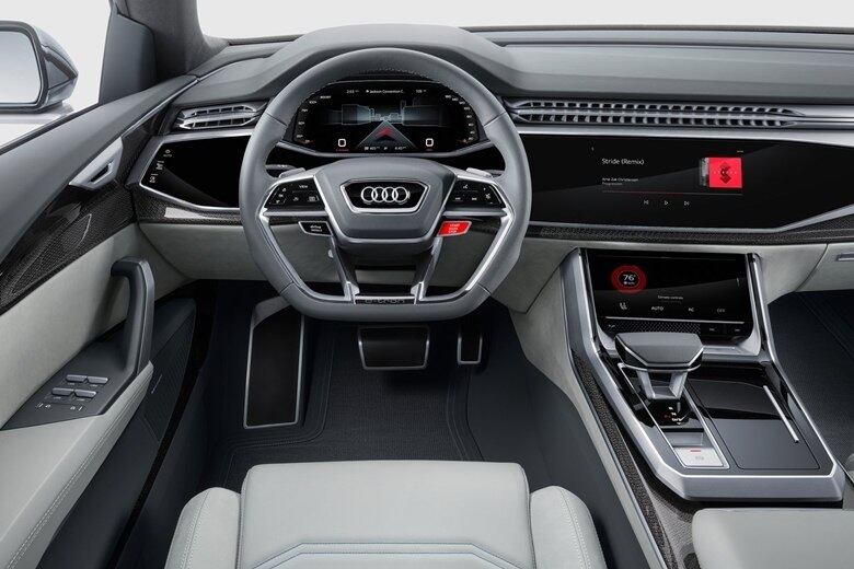 Na cabine quase não há botões. Todas as funções são praticamente acionadas por telas sensíveis ao toque. Para o motorista, o painel é totalmente digital, e possui 12,3 polegadas e resolução de 1920x720 pixels. Mas, é sempre bom lembrar, o Q8 ainda é um conceito. A versão final certamente será bem menos futurista nesse sentido