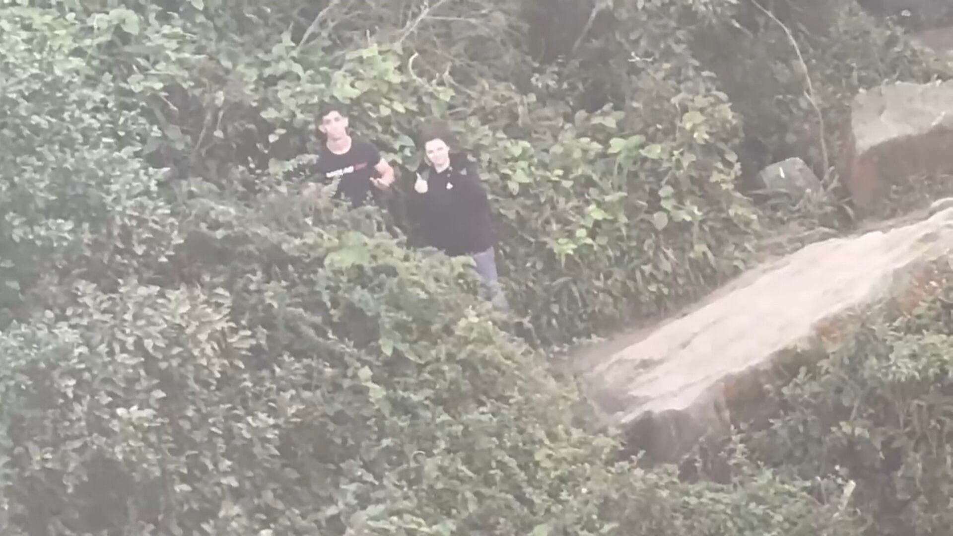 Casal é resgatado de helicóptero após se perder em trilha na Cachoeira da Fumaça, em Cubatão (SP)