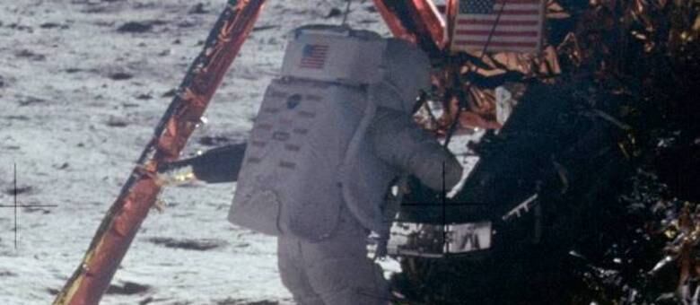 Você acredita que esta foto de Neil Armstrong foi tirada na Lua?