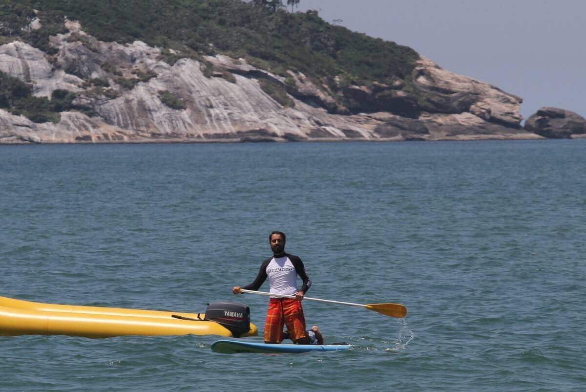 Bruno Gagliasso e Ricardo Pereira praticam stand up paddle na praia da Barra da Tijuca, no Rio