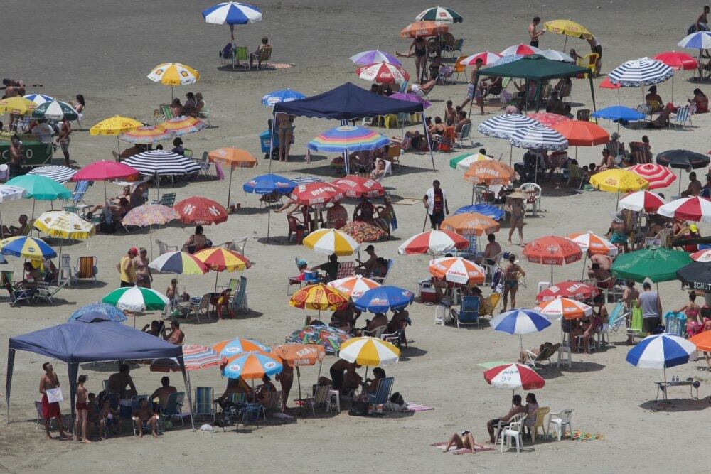 Movimentação de banhistas na praia Tupy em Praia Grande