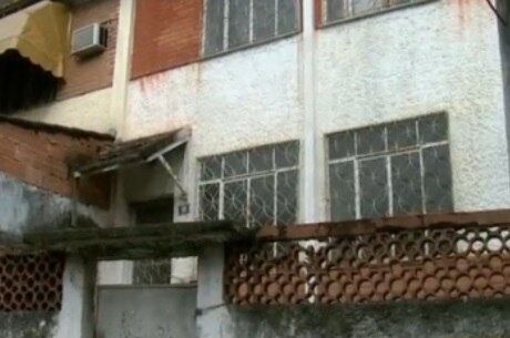 Casa estava trancada e correspondências se acumulavam no quintal; vizinhos desconfiaram do mau cheiro