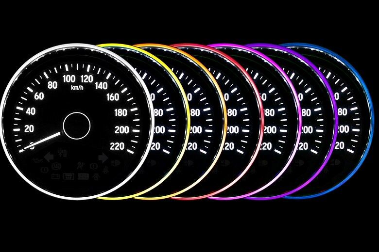 Além de poder ajustar a luminosidade do painel de instrumentos, o motorista tem a opção de escolher a cor do aro que circula o velocímetro. São sete opções diferentes: amarelo, laranja, vermelho, rosa, roxo, azul e branco