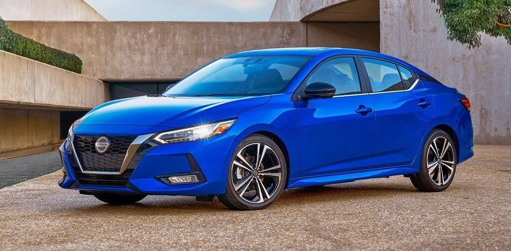 O Sentra cresceu em relação a geração anterior. São 5cm a mais de altura e largura.