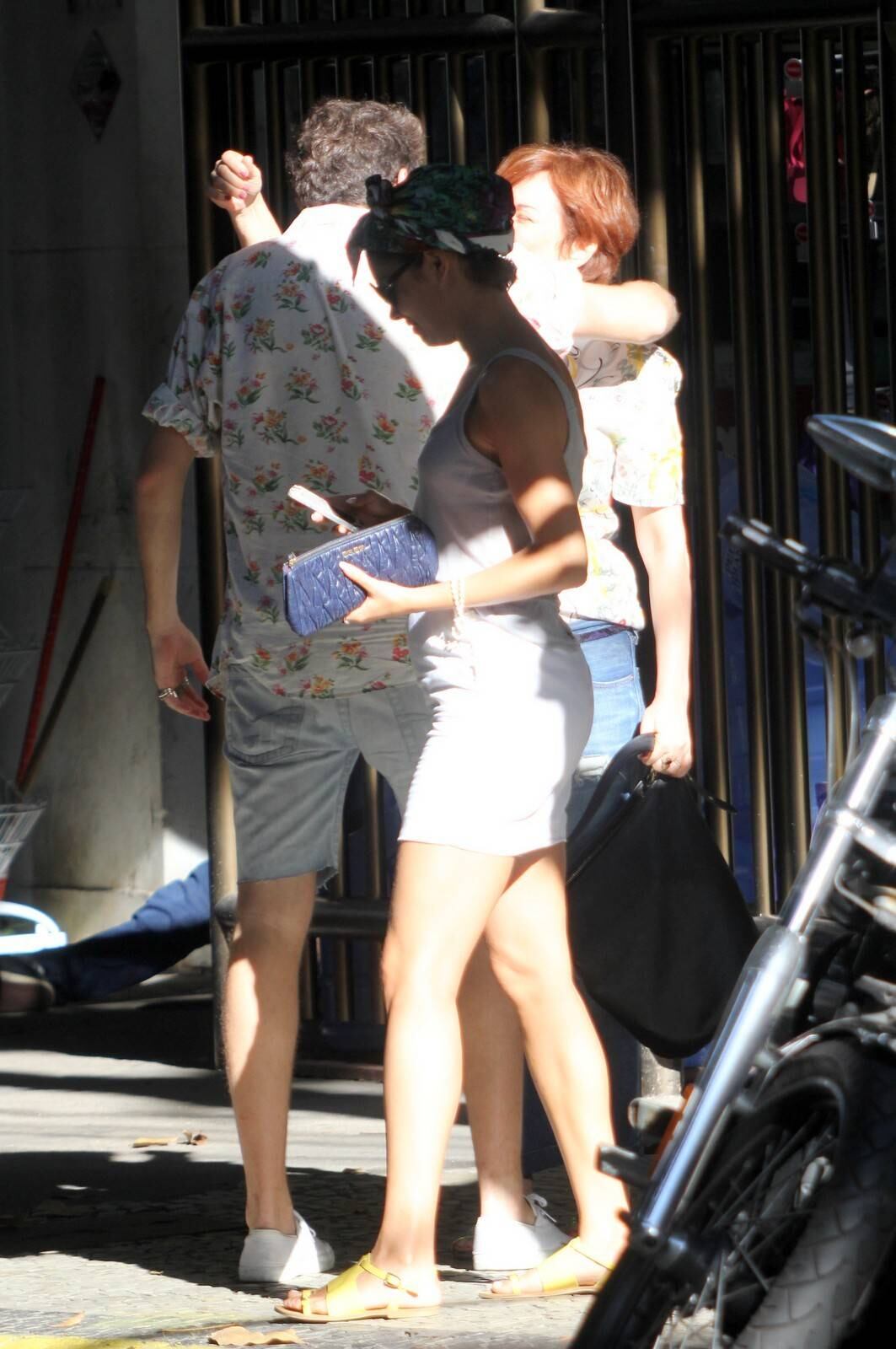 Cheia de estilo, Sophie Charlotte desfilou pelas ruas do Leblon após almoço com a mãe e um amigo