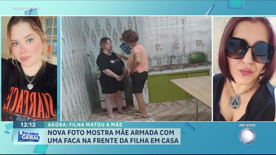 Foto mostra mãe segurando um canivete diante da filha momentos antes de ser morta por ela