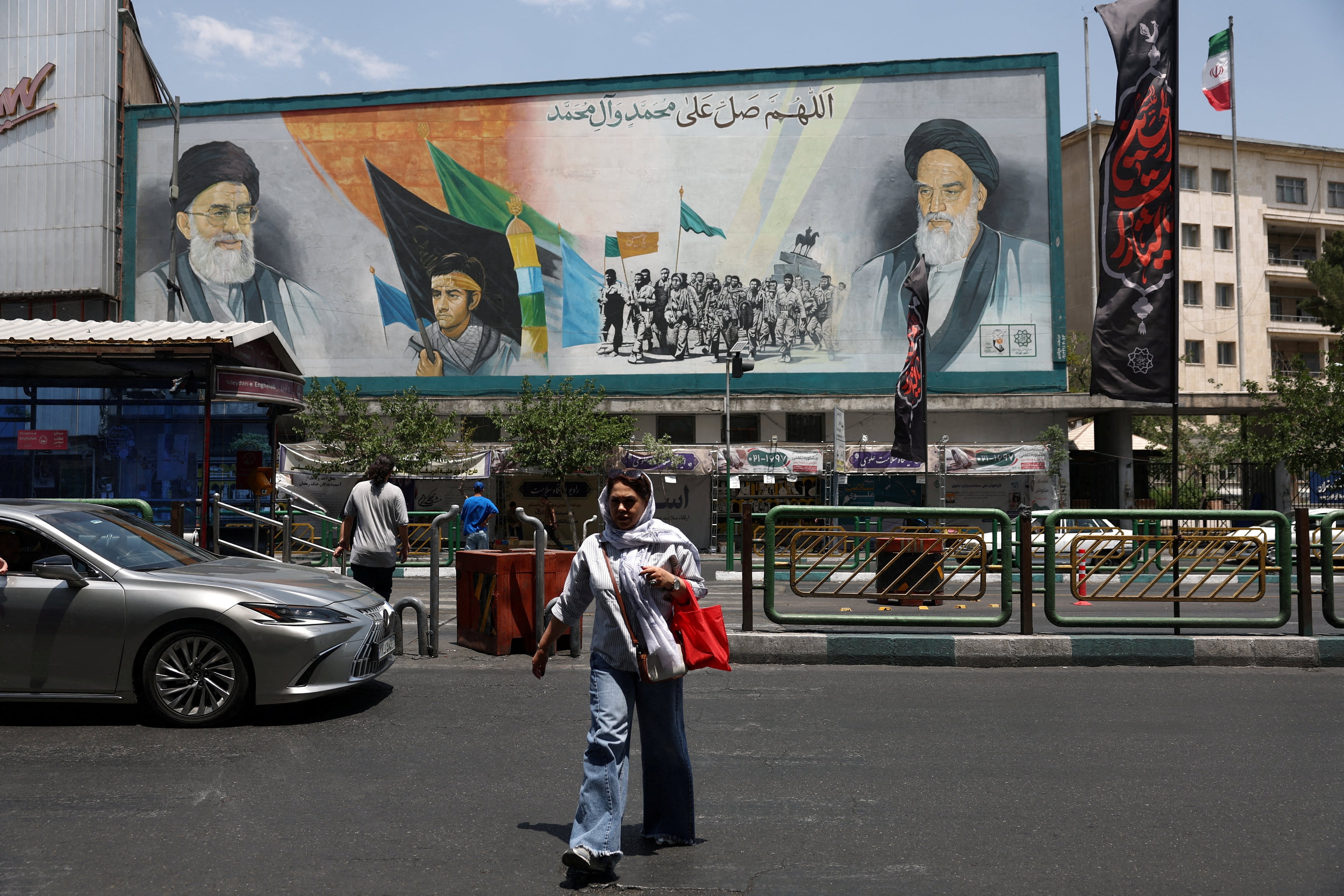 Mural retrata falecido líder da Revolução Islâmica, aiatolá Ruhollah Khomeini, e o falecido líder supremo do Irã, aiatolá Ali Khamenei, em Teerã