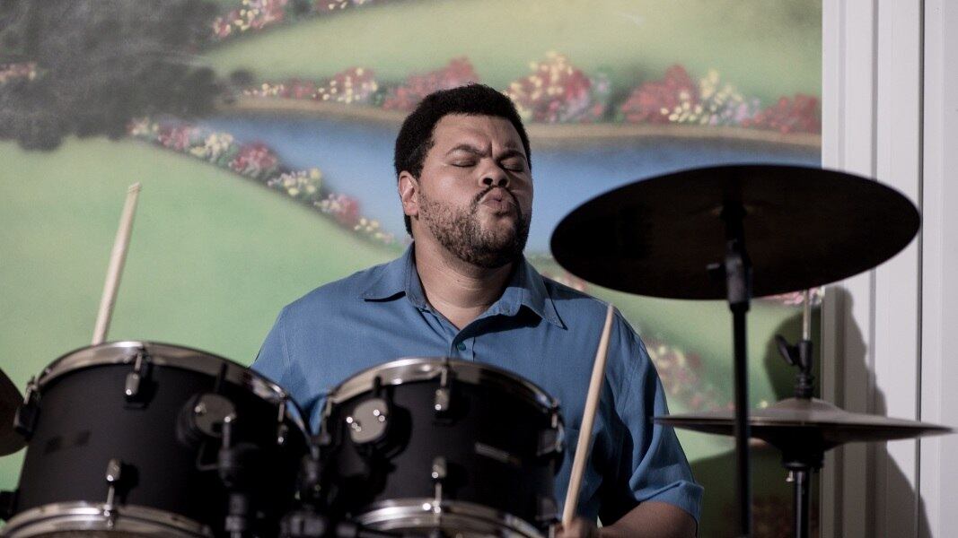 Babu Santana tocando bateria em cena de Mundo Cão