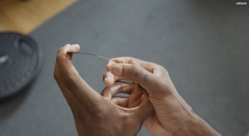 Um dos primeiros rumores do iPhone 6 se referia a sua tela. O vlogueiro Marques Brownlee teve acesso à tela Sapphire, uma tecnologia desenvolvida pela própria Apple que consistia de uma tela muito flexível, resistente e à prova de riscos