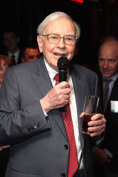 Warren Buffett, 82 anos, é o quarto homem mais rico do
mundo, com um patrimônio de R$ 107,7 bilhões, segundo lista dos bilionários da Forbes. O ricaço
é pai de três filhos e, para o azar deles, não pretende deixar a sua grana para nenhum dos herdeiros diretos.
Entenda o porquê e descubra quem receberá a fortuna do bilionário na próxima foto